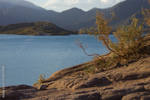Embalse Lago con agua turquesa y tierra seca de Potrerillos en Mendoza Argentina