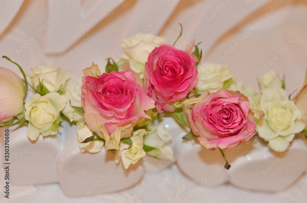 wedding table arrangement of roses 
