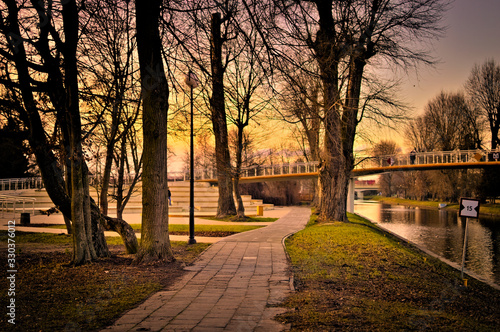 Fototapeta Naklejka Na Ścianę i Meble -  Ścieżka na kładkę nad kanałem Łuczańskim - Giżycko