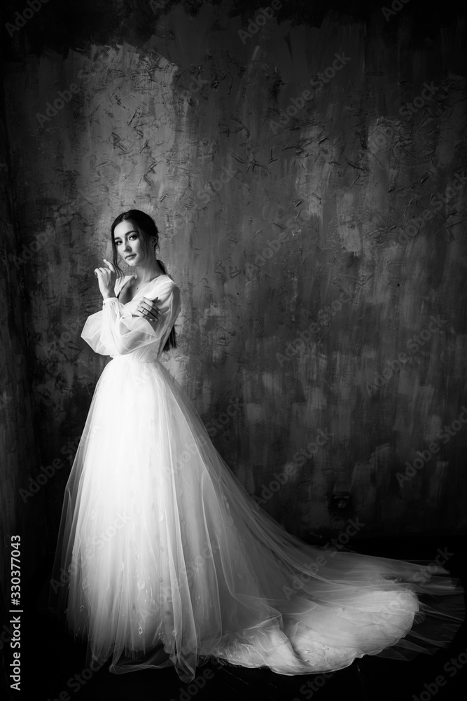 Fototapeta premium &nbsp;Amazing young bride in the studio