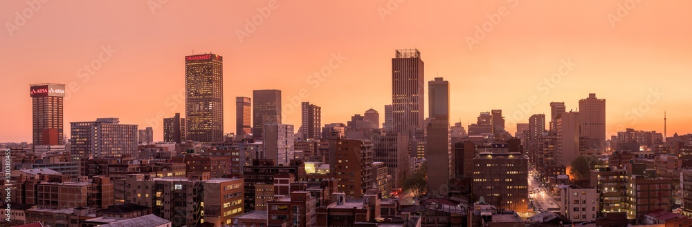 Obraz premium Piękne i dramatyczne zdjęcie panoramiczne panoramy miasta Johannesburg wykonane w złoty wieczór po zachodzie słońca.