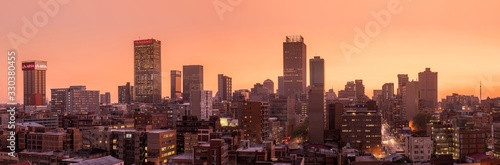 Fényképezés A beautiful and dramatic panoramic photograph of the Johannesburg city skyline, taken on a golden evening after sunset