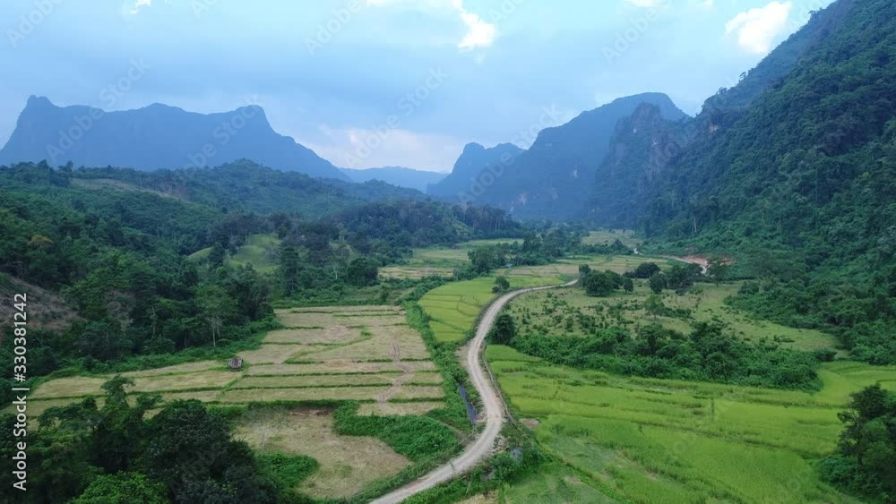 Paysage autour de la ville de Vang Vieng au Laos vue du ciel