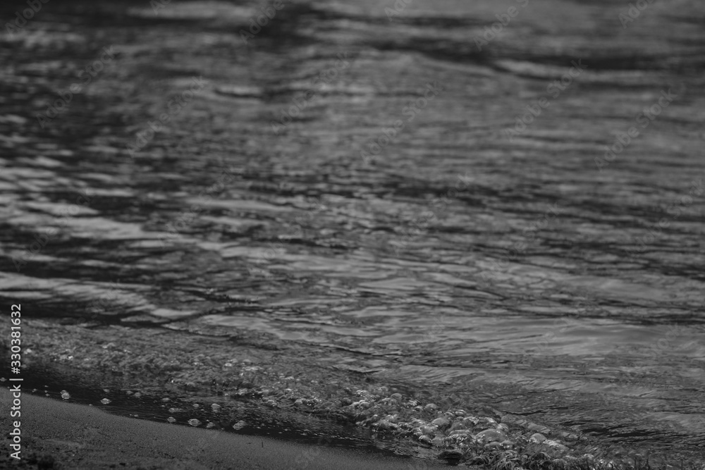 Wellen und Strömung in einem Fluss bei Hochwasser