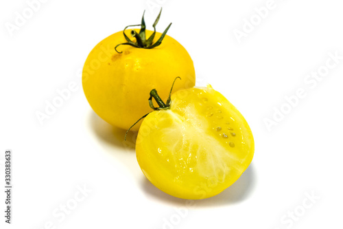 gelbe Tomate isoliertauf weißem Hintergrund
