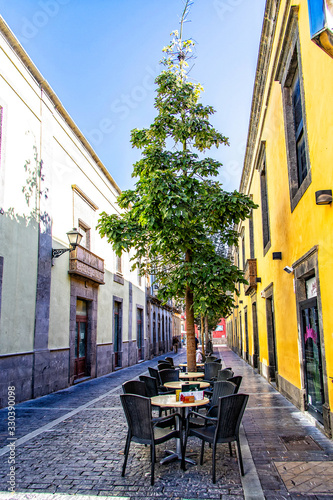 Fototapeta Naklejka Na Ścianę i Meble -   urban landscape from the Spanish capital Canary Island Las Palmas Gran Canaria with streets and buildings