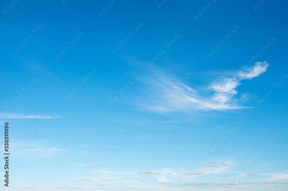 Fototapeta premium Białe chmury na niebieskim niebie.