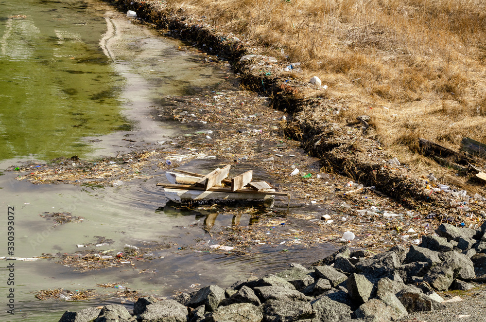 Fotografie Flood tide frees up more trash