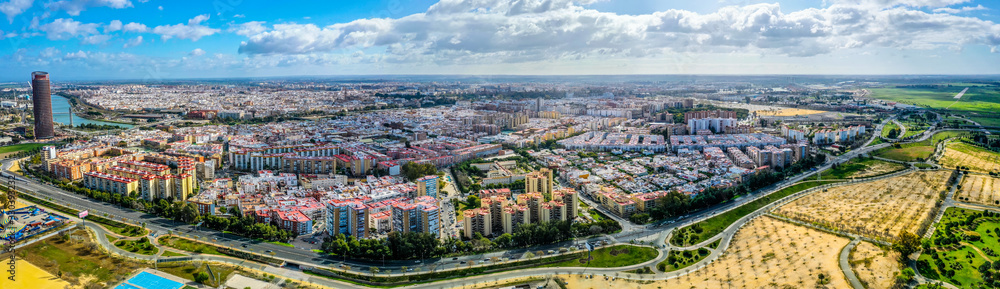 Naklejka premium Miasto Sewilla. Piękne Powietrzne Panorama Shot. Centrum i jego punkty orientacyjne, Hiszpania, Sewilla