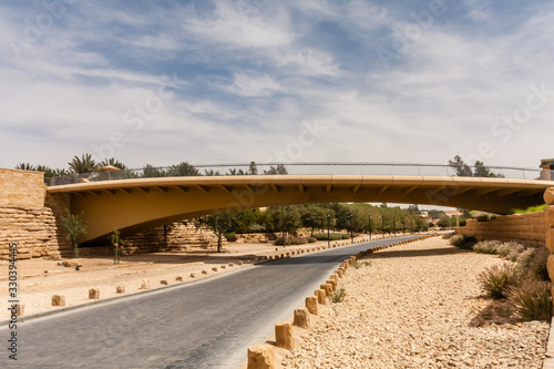 Foto A footbridge across Wadi Hanifa near Historic Diriyah Fort, Riyadh, Saudi Arabia