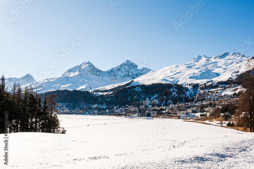 St. Moritz  St. Moritzersee  Engadiner Dorf  Corviglia  Piz Nair  Piz Julier  Winter  Wintersport  Winterwanderung  Oberengadin  Alpen  Graub  nden  Schweiz