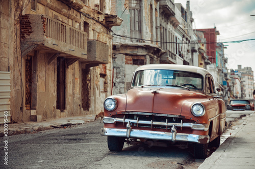 Classic old car in Havana © mikelaptev