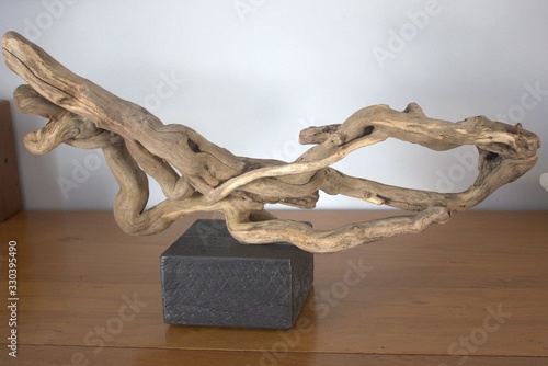 Fotografie racine d'arbre déco sur socle en bois
