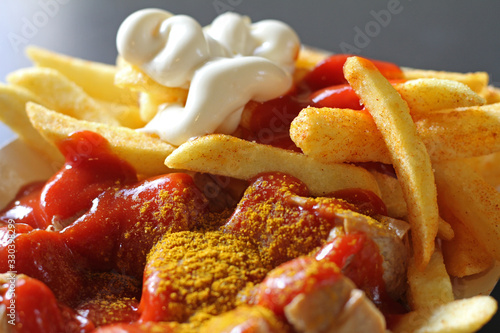 Currywurst mit Pommes