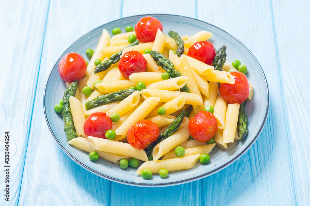 Penne pasta salad with asparagus , tomatoes and peas Penne pasta salad with asparagus , tomatoes and peas