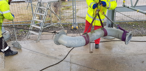 Billede på lærred riggers move the pipe using two chain blocks
