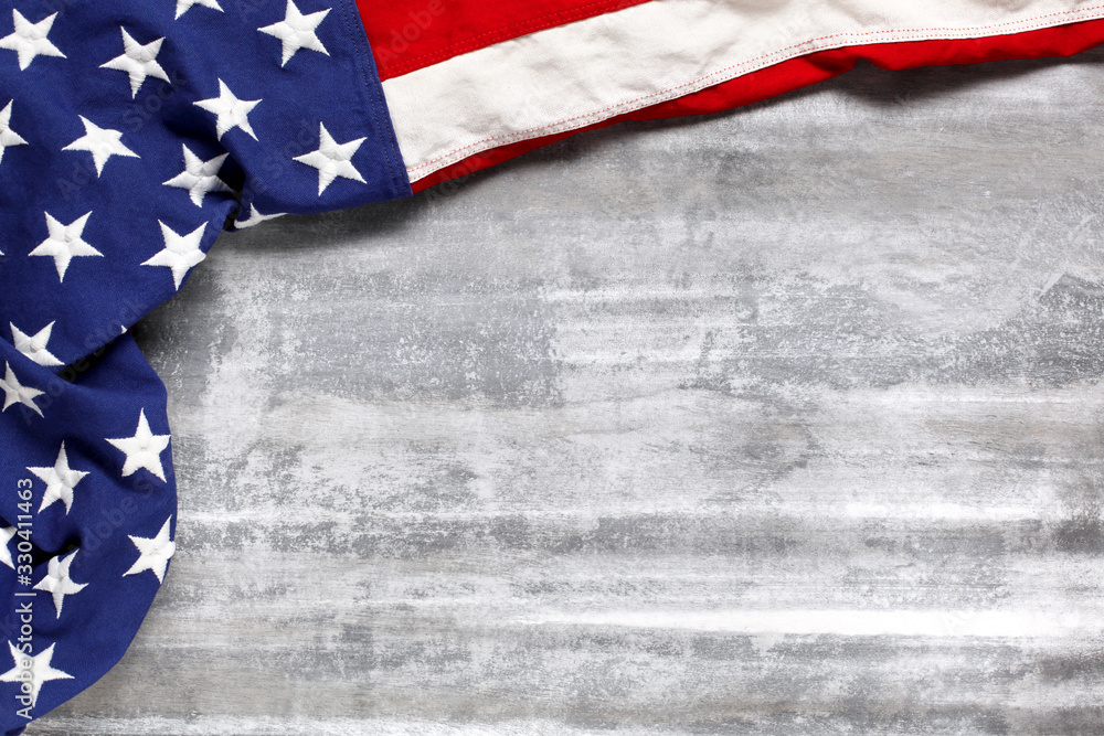 Obraz premium Amerykańską flagę USA na znoszone białe tło drewniane. Na Dzień Pamięci USA, Dzień Weterana, Święto Pracy lub obchody 4 lipca. Z pustym miejscem na tekst.
