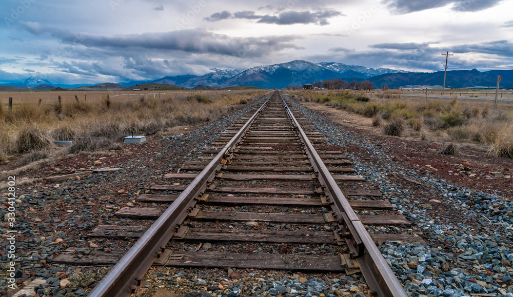 Obraz premium Railroad Tracks in the Country