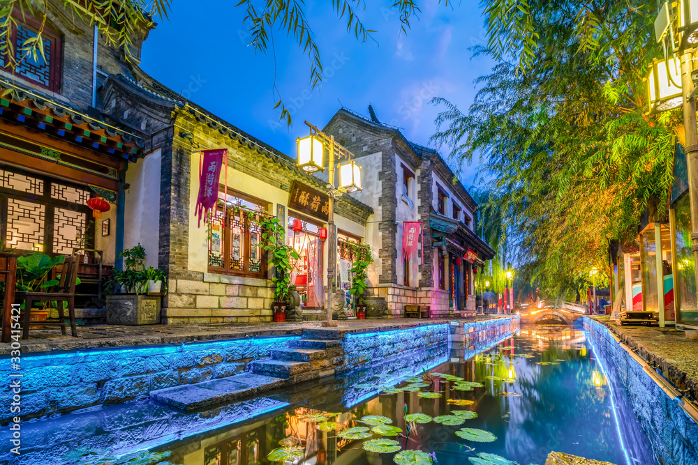 Obraz premium Jinan, Shandong: September 1, 2019: the ancient building street of qushuiting street in Jinan is a famous tourist attraction...