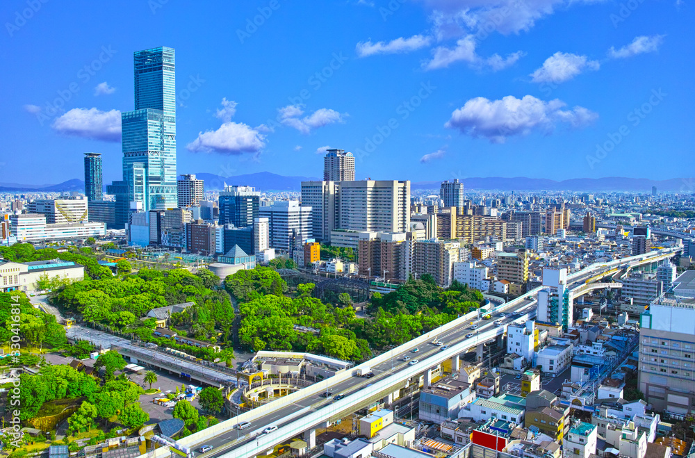 Fototapeta premium Świeży zielony krajobraz Tennoji, Abeno-ku, Osaka, Japonia