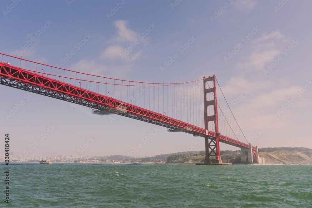 Fototapeta premium Golden Gate Bridge from the Water
