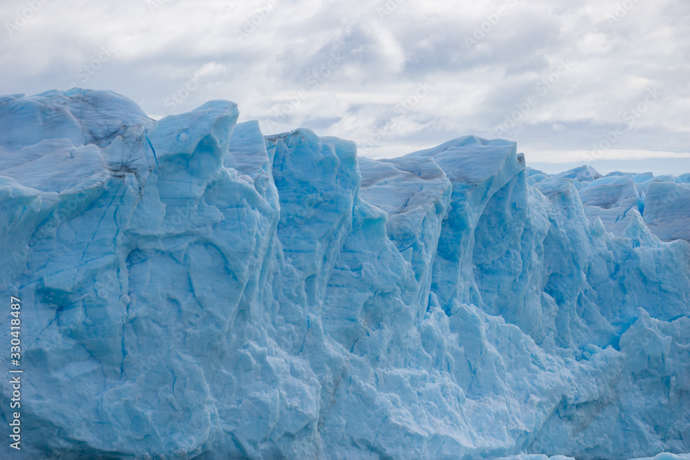 Glacier Perito Moreno (Glaciar Perito Moreno), mountains and lake Argentino (Lago Argentino), national park Los Glyacious. Patagonia, Argentina