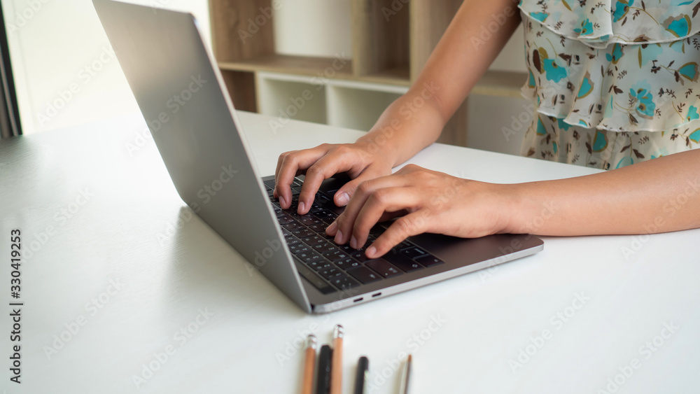 Naklejka premium business women is working on financial charts, making business growth, developing business