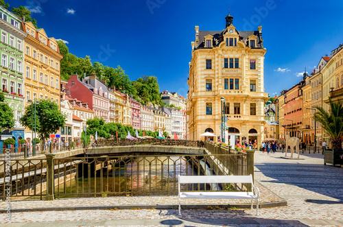 Kurort Karlsbad an der Mühlbrunnkolonnade in Böhmen, Tschechien photo