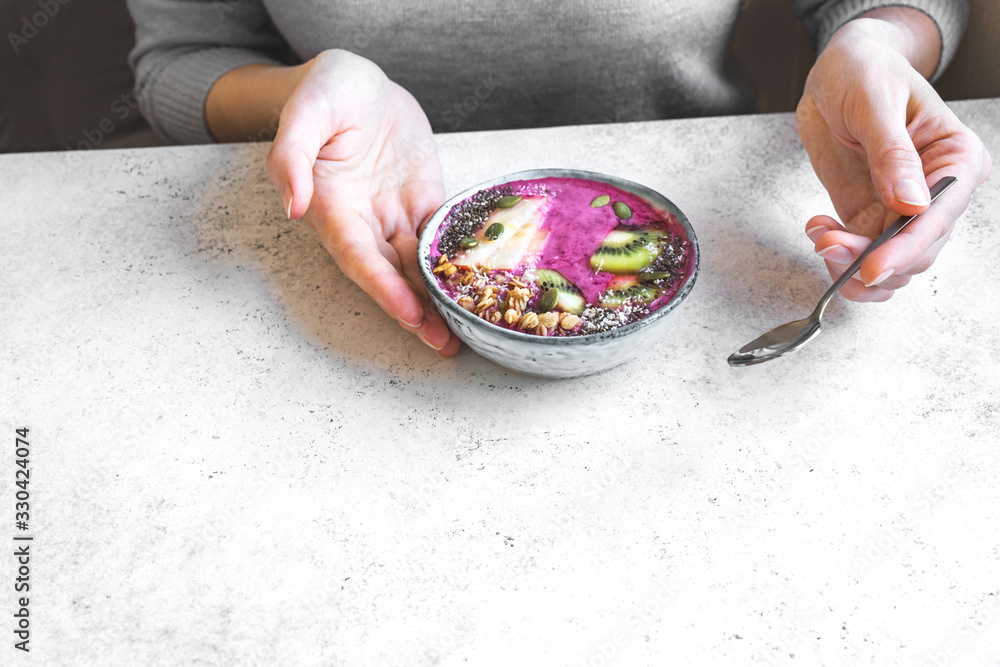 Obraz premium Eating healthy breakfast bowl