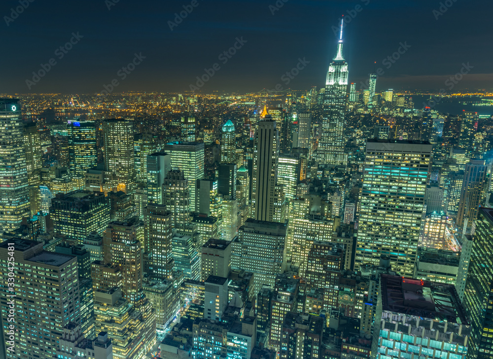 Fototapeta premium Nocny widok na Nowy Jork Manhattan podczas zachodu słońca