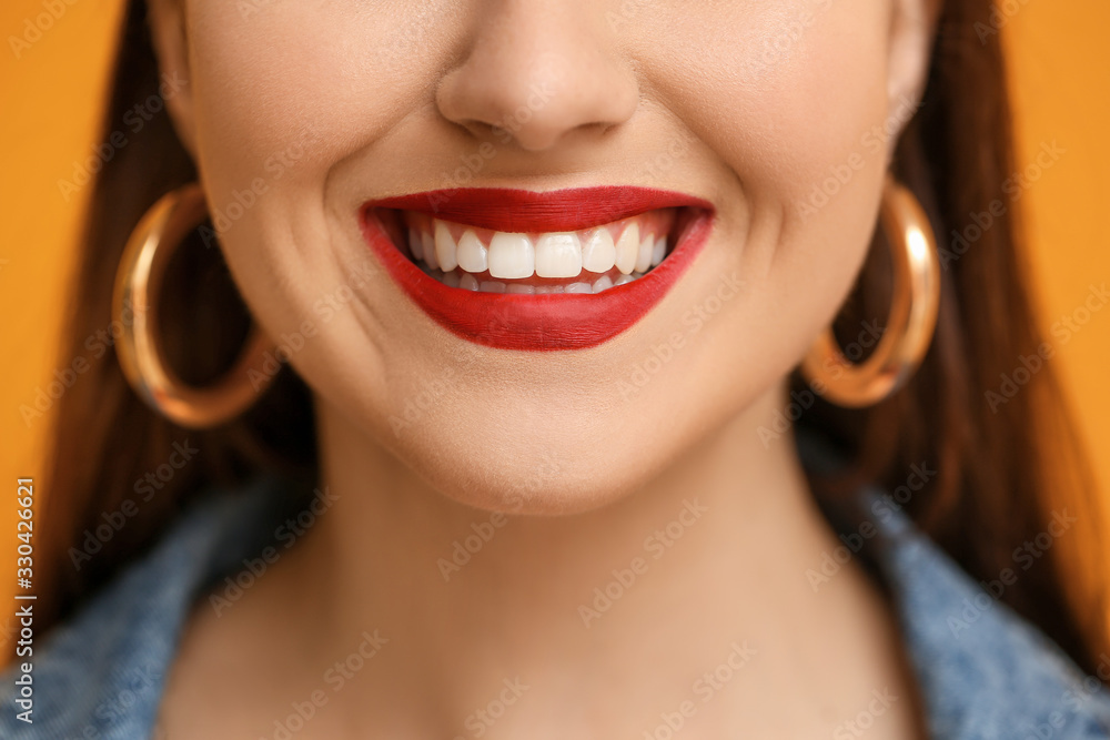 Obraz premium Beautiful smiling young woman, closeup