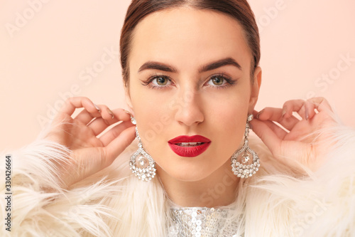 Beautiful young woman on co...