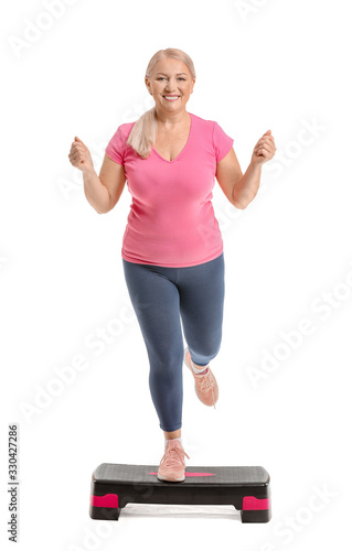 Sporty mature woman trainin...