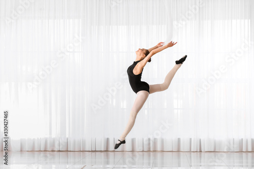 Fototapeta Naklejka Na Ścianę i Meble -  Beautiful young ballerina in dance studio