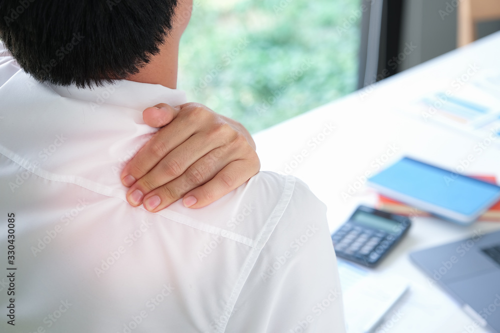 Shoulder pain, shoulder pain, also known as office syndrome, male shows muscle pain during work.