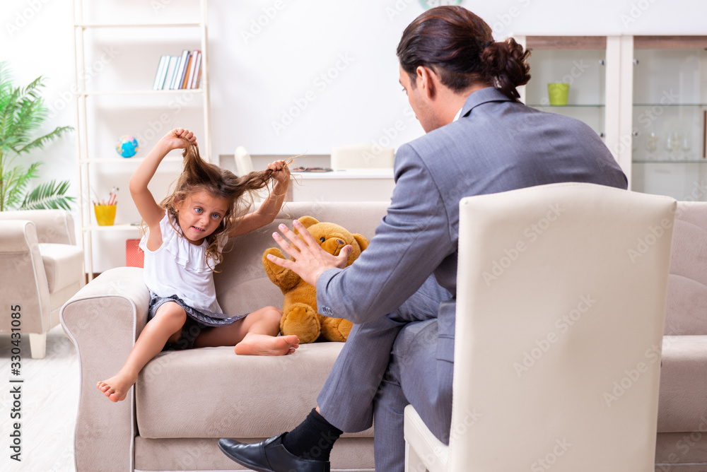 Obraz premium Child psychologist attending small girl