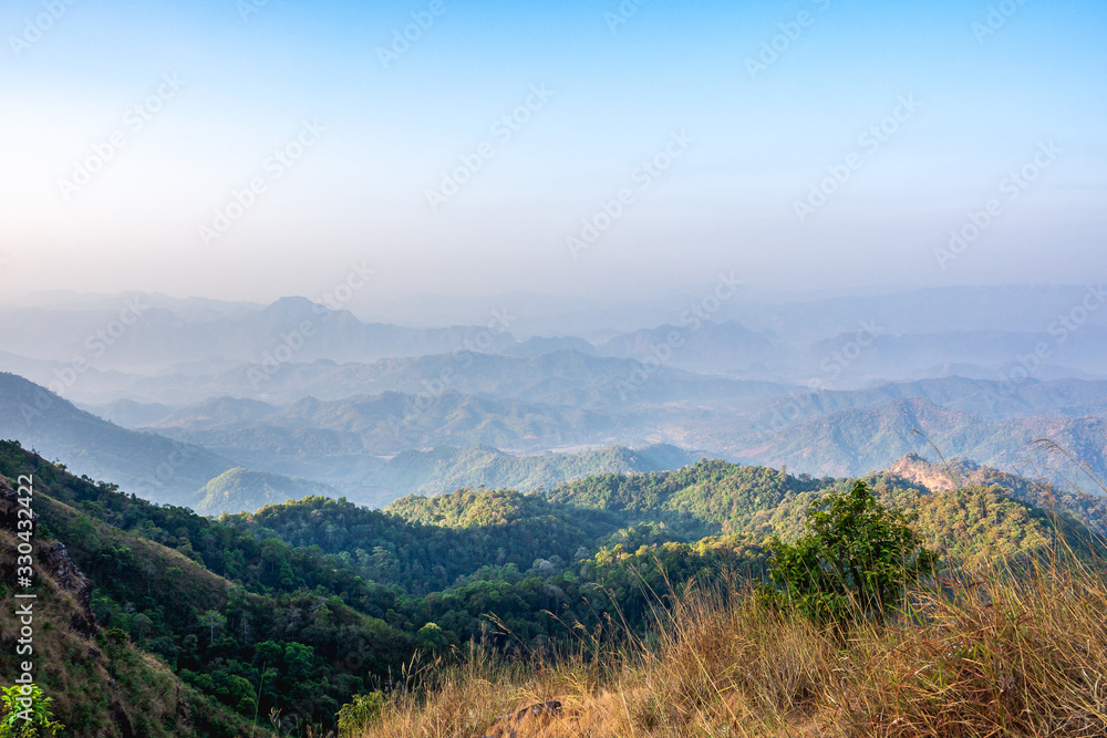 Obraz premium beautiful nature of hills and mountains complex with morning mist atmosphere.