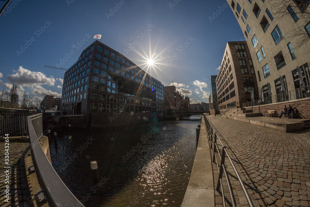 Fototapeta premium Kanal in Hamburg an einem sonnigen Tag