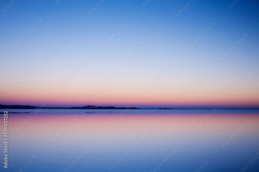 우유니사막 해돋이 호수 반사 경관 