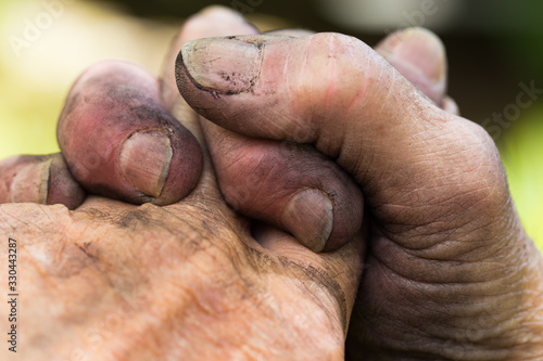mains sales homme âgé