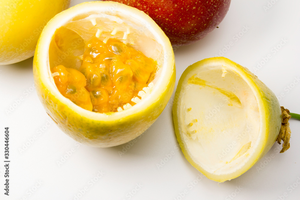 Frutos de maracuyá o fruta de la pasión Frutos de maracuyá o fruta de la pasión