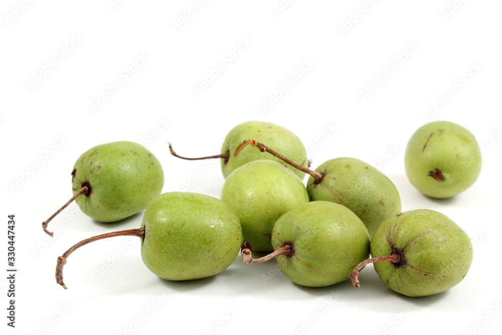 Obraz premium Little kiwi fruits (actinidia kolomikta)