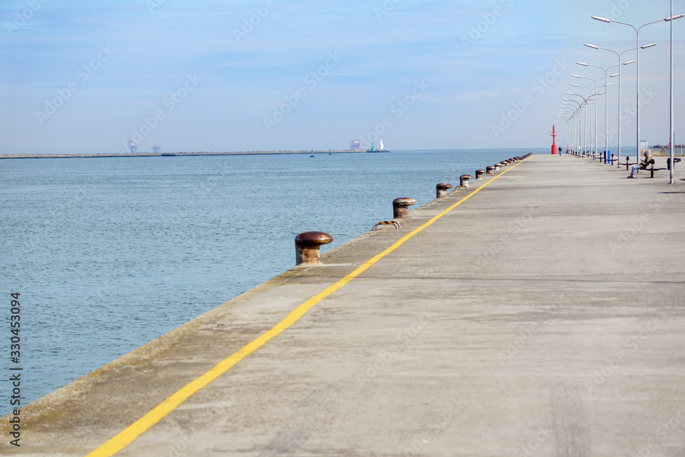 Obraz premium empty concrete floor of pier at port .
