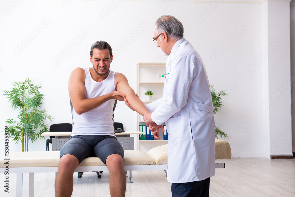 Obraz premium Young male patient visiting experienced doctor