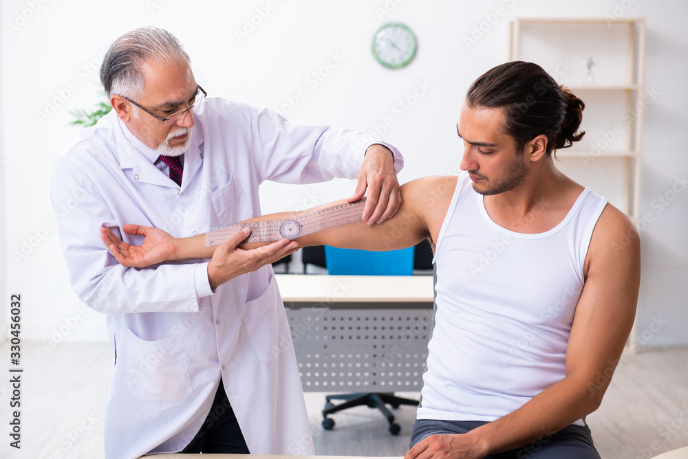 Obraz premium Young male patient visiting experienced doctor