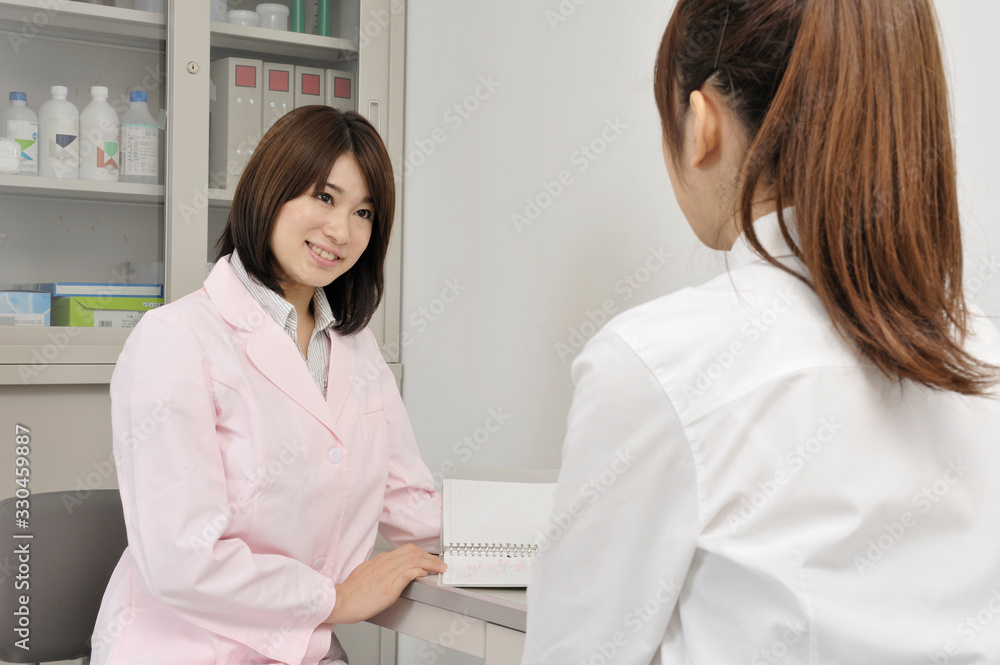 Fototapeta premium 診察する女医