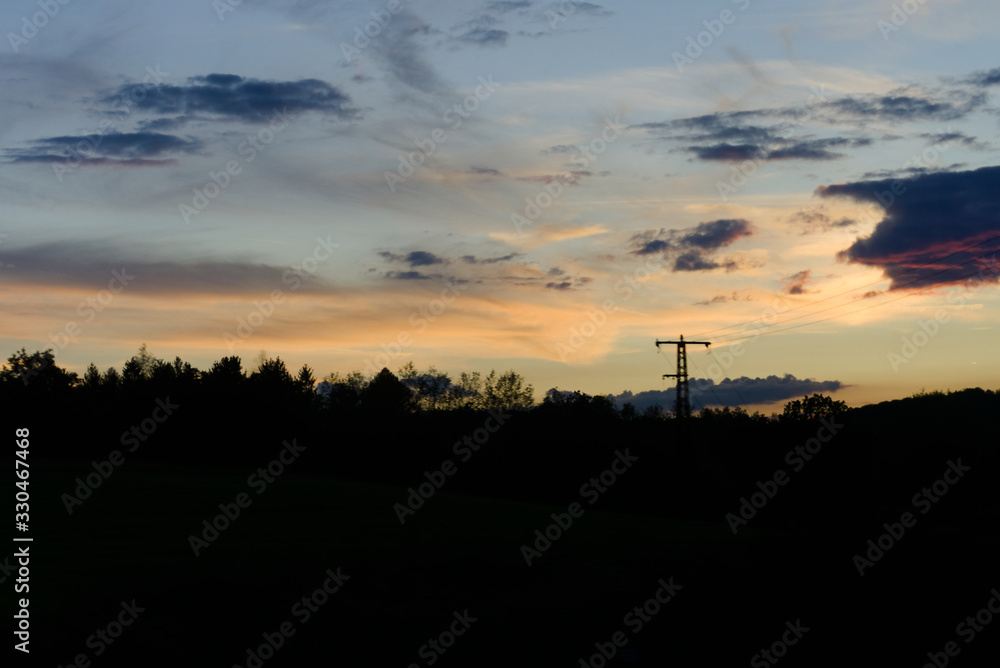 Obraz premium sunset on highway to prague