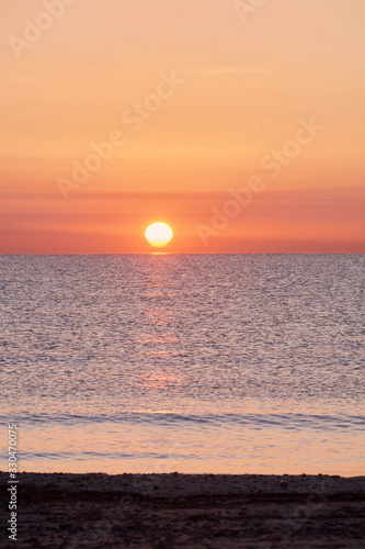 Fototapeta Naklejka Na Ścianę i Meble -  Sunrise on the beach with the sun rising.