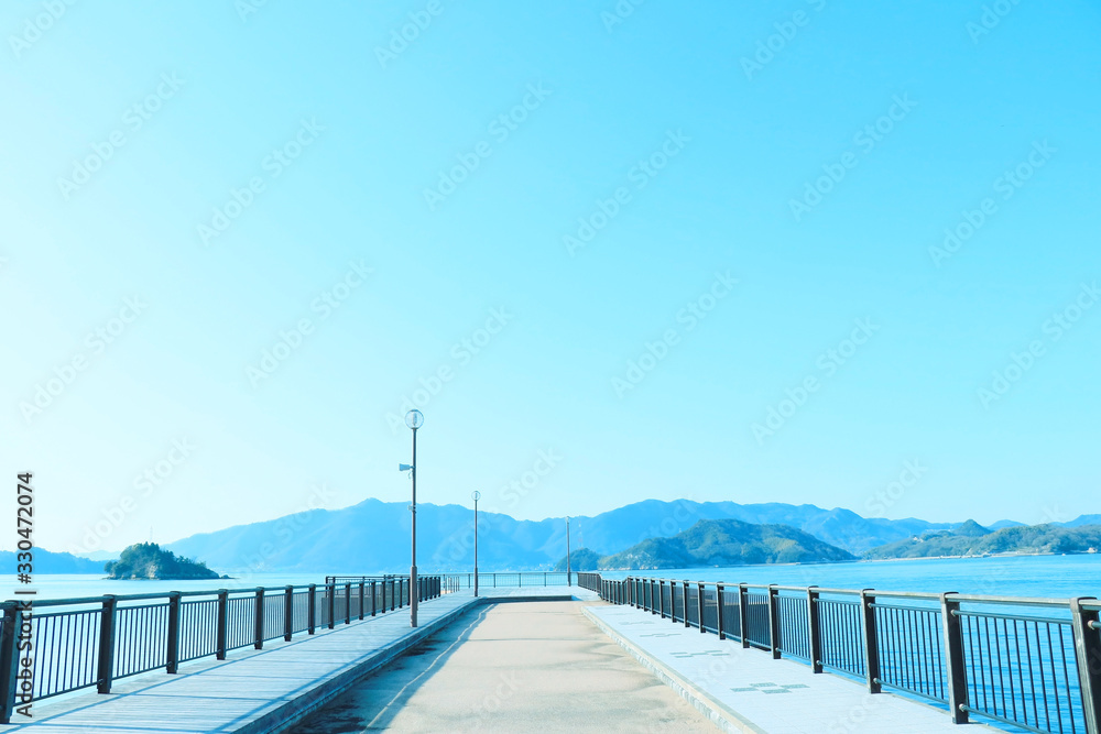 Fototapeta premium 防波堤と空
