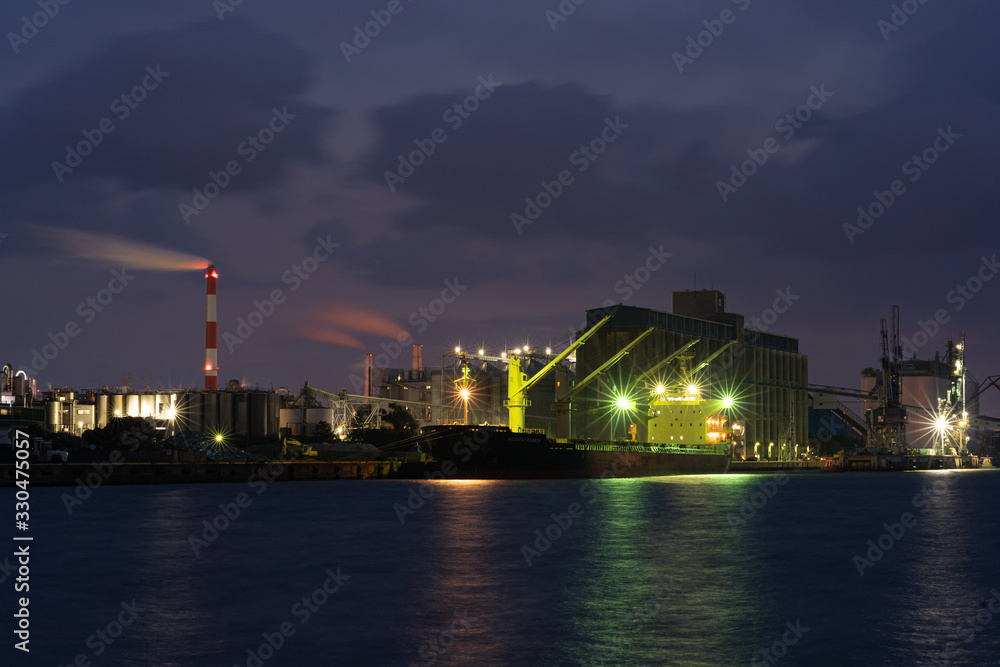 写真素材：衣浦港の工場夜景